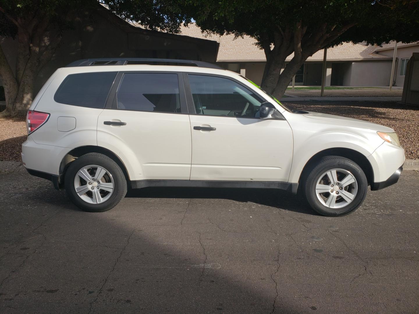 2010 WHITE /gray Subaru Forester (JF2SH6BC3AH) with an 2.4L L4 DOHC 16V engine, 5-Speed Automatic transmission, located at 323 E Dunlap Ave., Phoenix, AZ, 85020, (602) 331-9000, 33.567677, -112.069000 - 2010 Subaru Forester,......EXCELLENT condition,.... Ice Cold A/C, Gray interior with lite gray cloth seats in near perfect condition, New brakes, Tune up, Stereo/CD Player, Satellite compatible, This suv is gorgeous inside and out, Incredible gas mileage! Arizona title , Runs and Drives Excellent... - Photo#4